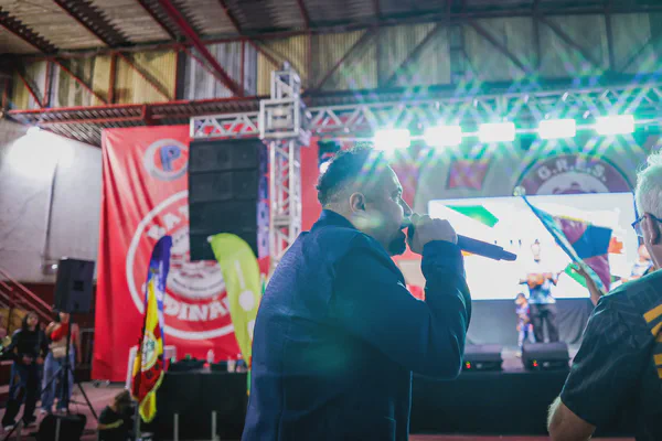 Cantor se apresenta no palco da Feijoada da Liesf
