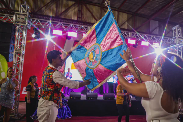 Diretores levantam o estandarte do Acadêmicos do Sul da Ilha na quadra do Consulado